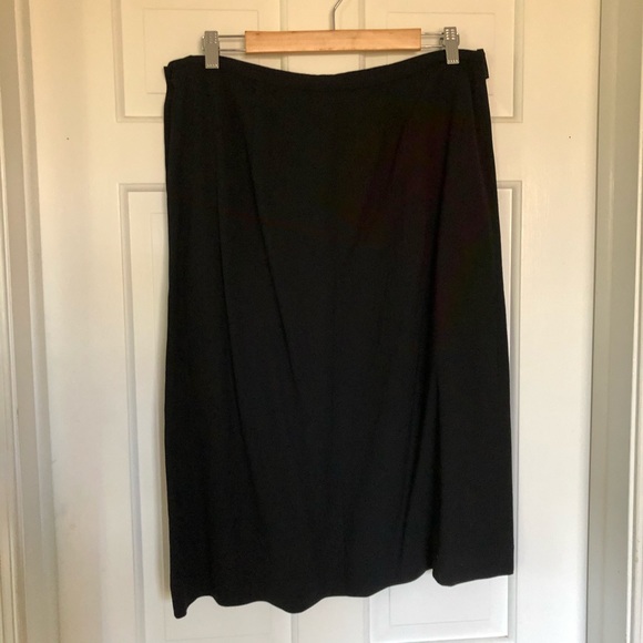 Banana Republic • Wool suiting Side Button Skirt - Picture 3 of 6